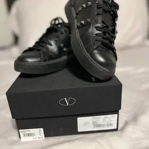 スニーカー VALENTINO Black leather Rockstud Untitled sneakers Rockstud Untitled Sneaker In Calfskin Leather With Tonal